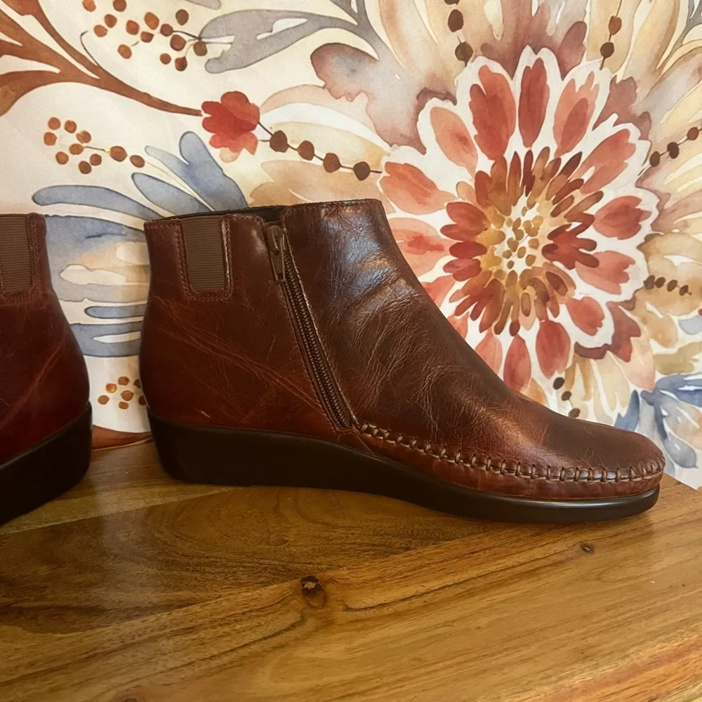 SAS Jade Walnut 9.5N Red Leather Zip Fall Winter Outdoor Travel Minimalist Boots